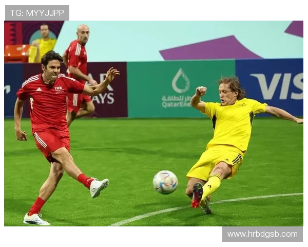 卡塔尔足球明星的魅力与风采展现帅气风范的运动传奇