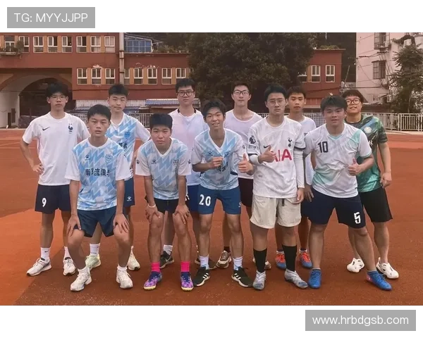 足球明星与著名球队合影留念展现荣耀与团结的瞬间