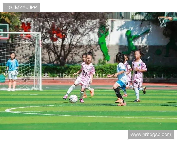 我们班的足球明星展现青春风采与团队精神的精彩瞬间 我们班的足球明星展现青春风采与团队精神的精彩瞬间